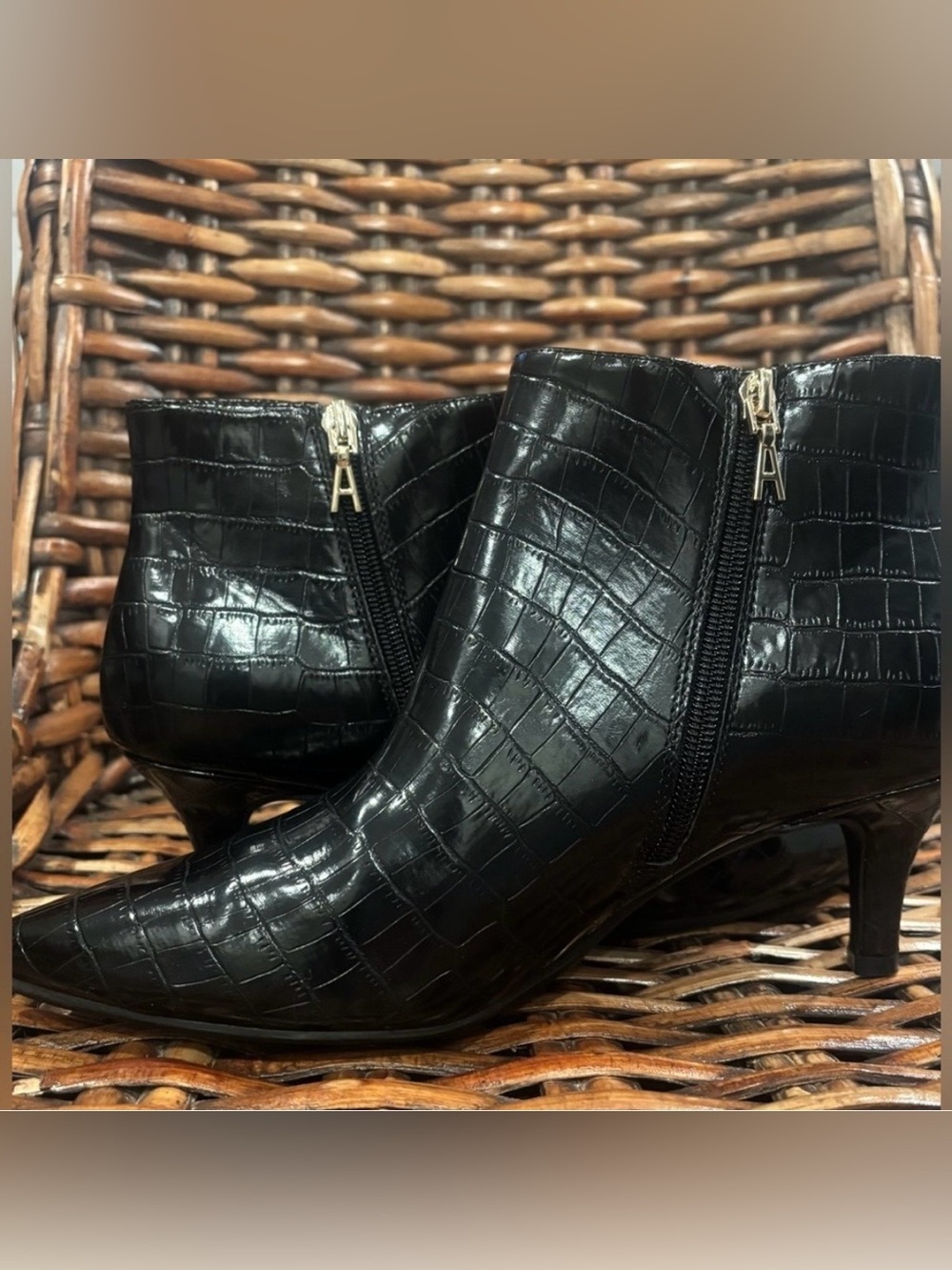 AEROSOLES Black Croc-Patterned Ankle Booties in size 9.5. Great condition !